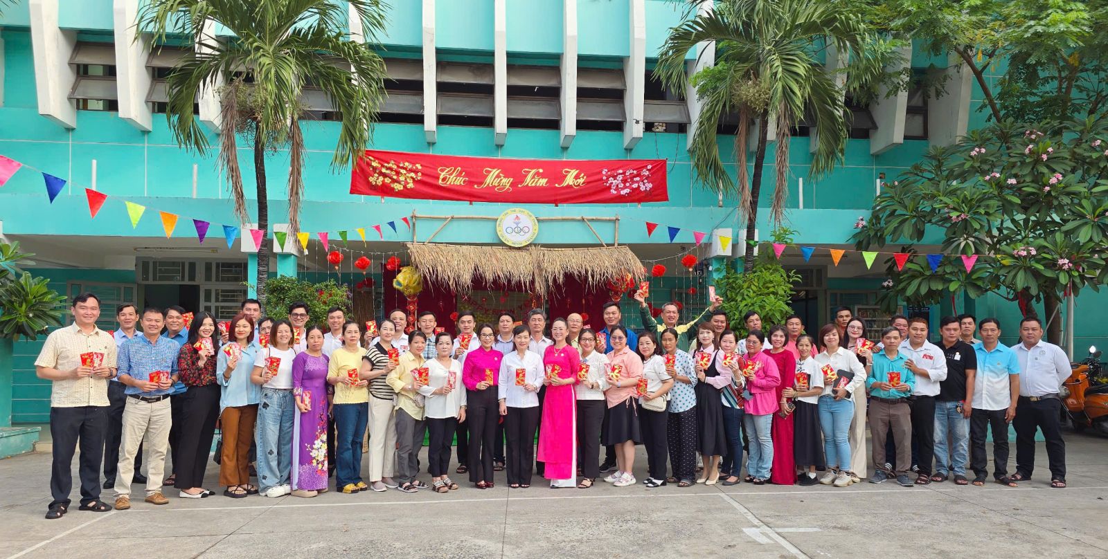 Lãnh đạo quận thăm và chúc Tết đơn vị