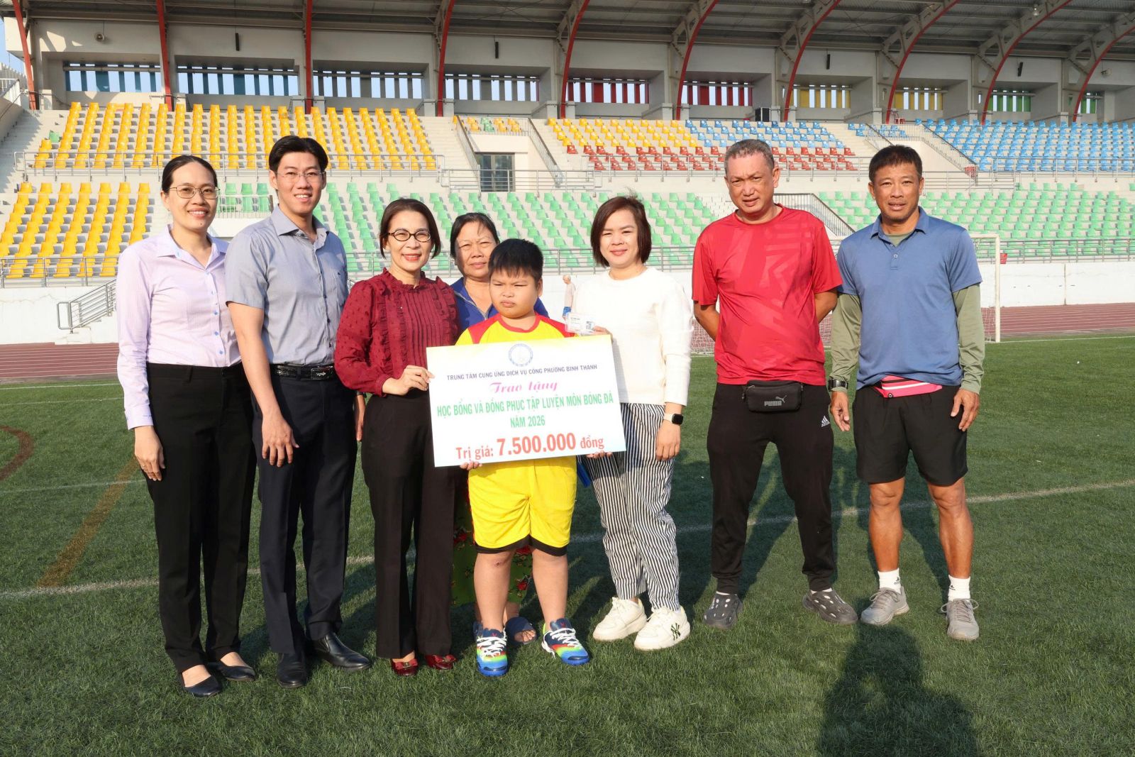 Trao học bổng, đồng phục – Tiếp sức ước mơ bóng đá cho Thiếu nhi có hoàn cảnh khó khăn