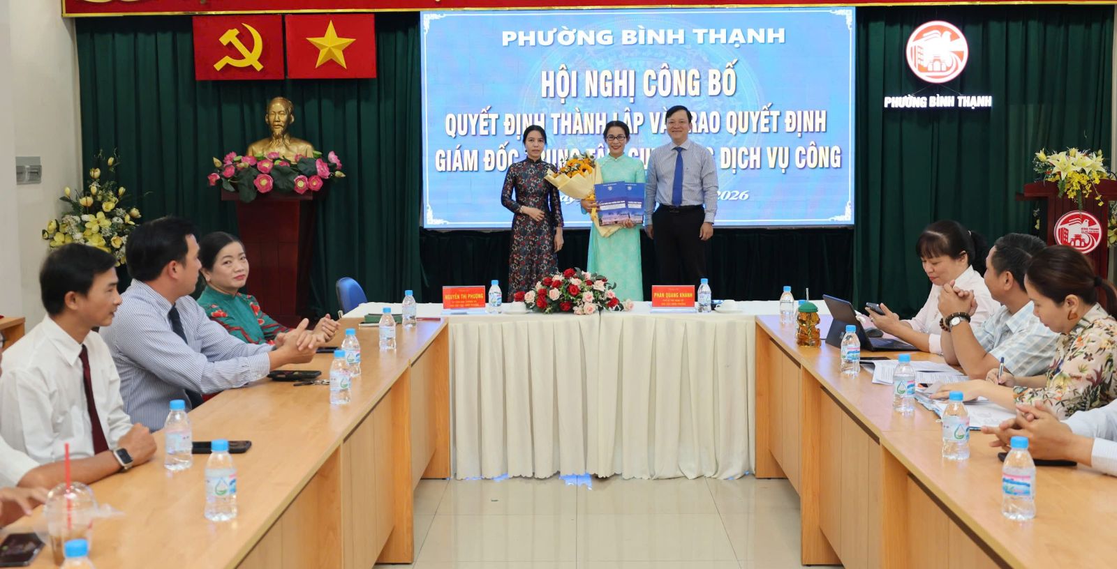 Hội nghị công bố Quyết định thành lập và trao Quyết định Giám đốc Trung tâm Cung ứng dịch vụ công phường Bình Thạnh