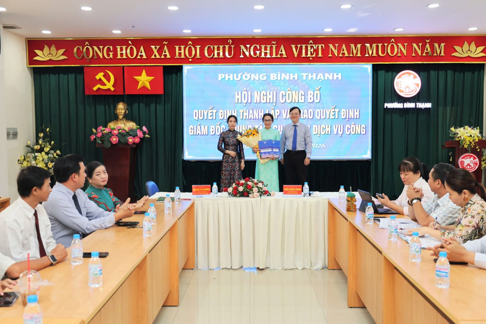 Thành lập Trung tâm Cung ứng dịch vụ công và trao Quyết định Giám đốc Trung tâm Cung ứng dịch vụ công phường Bình Thạnh