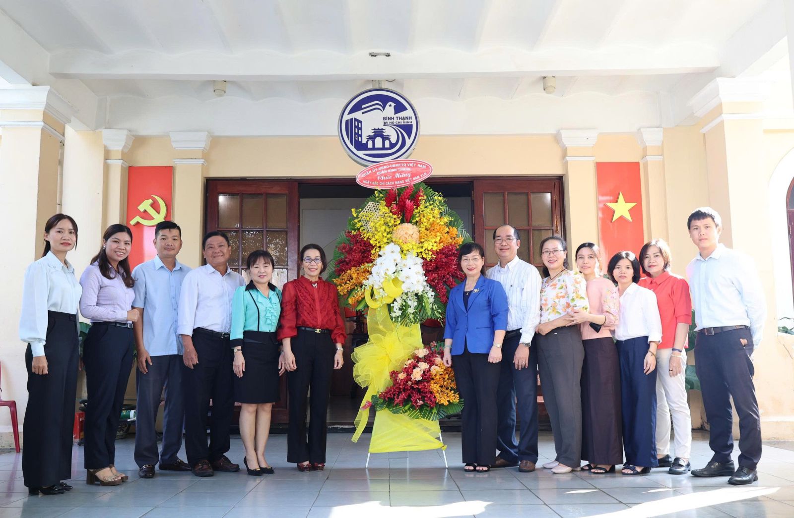 Lãnh đạo quận thăm và chúc mừng 100 năm Ngày Báo chí Cách mạng Việt Nam